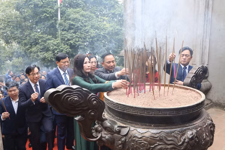 Các đại biểu thành kính dâng hương tưởng niệm các Vua Hùng. Các đại biểu thành kính dâng hương tưởng niệm các Vua Hùng.