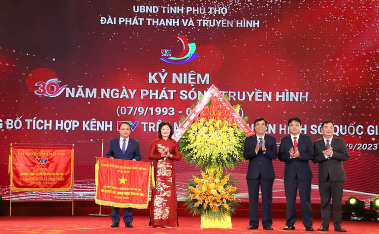 Đài Phát thanh và Truyền hình tỉnh Phú Thọ đón nhận Cờ thi đua của Thủ tướng Chính phủ.