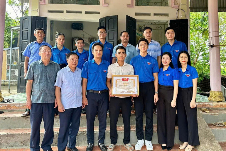 Trao Bằng khen cho thanh niên Ngô Quốc Trung.