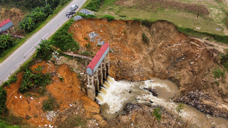 Sạt lở đang uy hiếp cống Duỗn, xã Phú lâm nếu không được xử lý kịp thời.