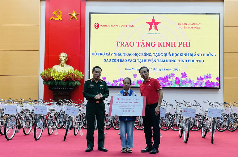 Và trao học bổng trị giá 15 triệu đồng cho em Nguyễn Phương Thảo. Và trao học bổng trị giá 15 triệu đồng cho em Nguyễn Phương Thảo.