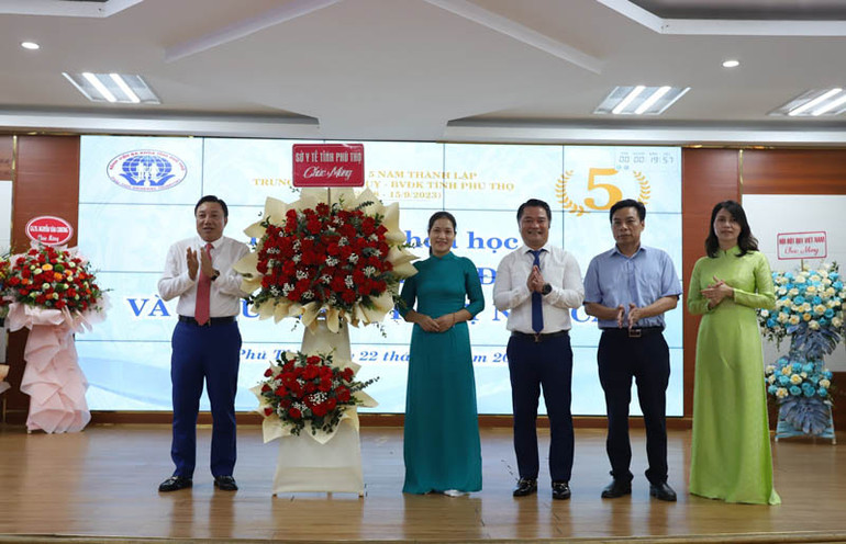 Lãnh đạo Sở Y tế Phú Thọ tặng hoa chúc mừng Trung tâm đột quỵ Bệnh viện đa khoa tỉnh Phú Thọ.