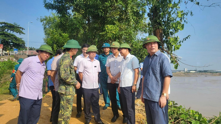 Chủ tịch Ủy ban nhân dân tỉnh Phú Thọ Bùi Văn Quang trực tiếp kiểm tra đôn đốc các đơn vị chức năng đẩy nhanh tiến độ trục vớt cầu, phương tiện và tìm kiếm nạn nhân mất tích.