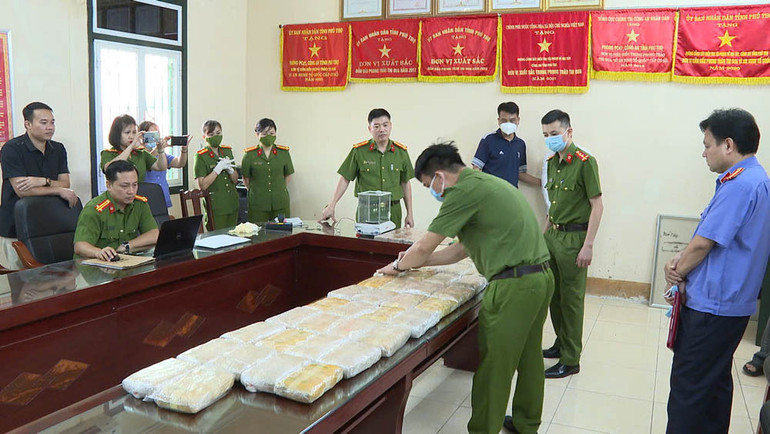 Các lực lượng chức năng tỉnh Phú Thọ kiểm kê số lượng ma túy thu giữ được trong chuyên án.