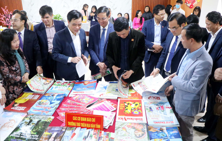 Các đại biểu tham quan gian trưng bày của các cơ quan báo chí Trung ương thường trú tại Phú Thọ.