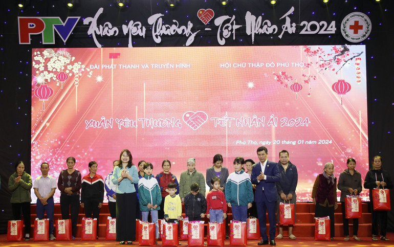Lãnh đạo tỉnh Phú Thọ trao quà Tết cho trẻ mồ côi, tàn tật, người nhiễm chất độc da cam trên địa bàn thành phố Việt Trì.