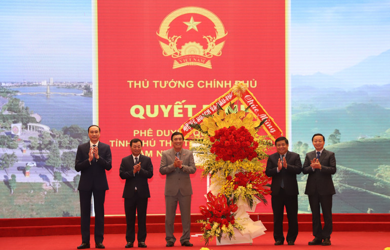 Phó Thủ tướng Trần Hồng Hà và Bộ trưởng Kế hoạch và Đầu tư Nguyễn Chí Dũng tặng hoa chúc mừng Đảng bộ và nhân dân tỉnh Phú Thọ.