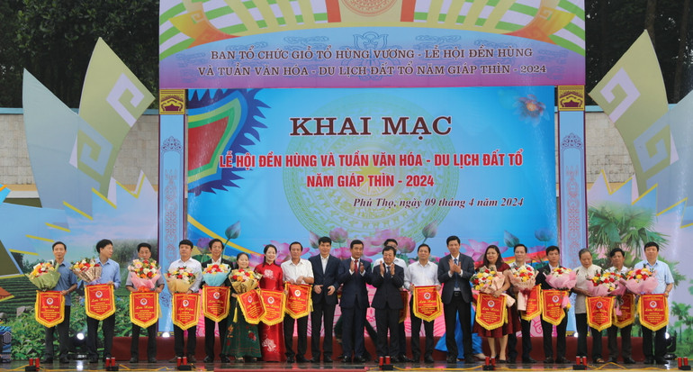 Ban Tổ chức trao cờ lưu niệm cho các đơn vị tham gia các hoạt động văn hóa, thể thao tại Lễ hội Đền Hùng.