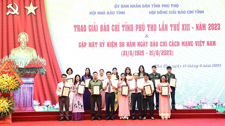 Lãnh đạo tỉnh Phú Thọ trao giải cho các tác giả, nhóm tác giả có tác phẩm đoạt Giải báo chí tỉnh Phú Thọ.