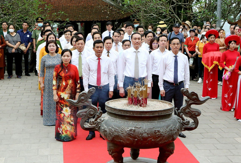 Các đại biểu dự Lễ dâng hương tưởng niệm Tổ Mẫu Âu Cơ.