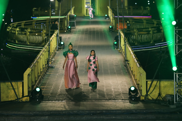 Các bộ sưu tập được trình diễn bởi các hoa hậu và người mẫu nhí.