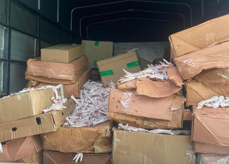 Hàng tấn chân gà không bảo đảm chất lượng vệ sinh an toàn thực phẩm bị công an huyện Yên Lập thu giữ.