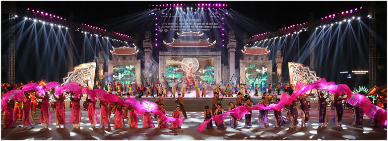 Chương trình văn nghệ có sự tham gia của hàng trăm diễn viên chuyên và không chuyên đã mang đến cho du khách nhiều tiết mục đặc sắc
