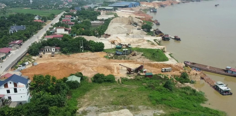 Bến thủy nội địa của hộ bà Bùi Thị Lan Anh, khu 10, xã Tiên Du, huyện Phù Ninh vừa bị xử phạt do vi phạm các quy định về hoạt động bến thủy nội địa.