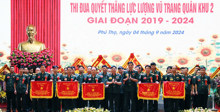 Nhiều điển hình tiên tiến của lực lượng vũ trang Quân khu 2 được khen thưởng.