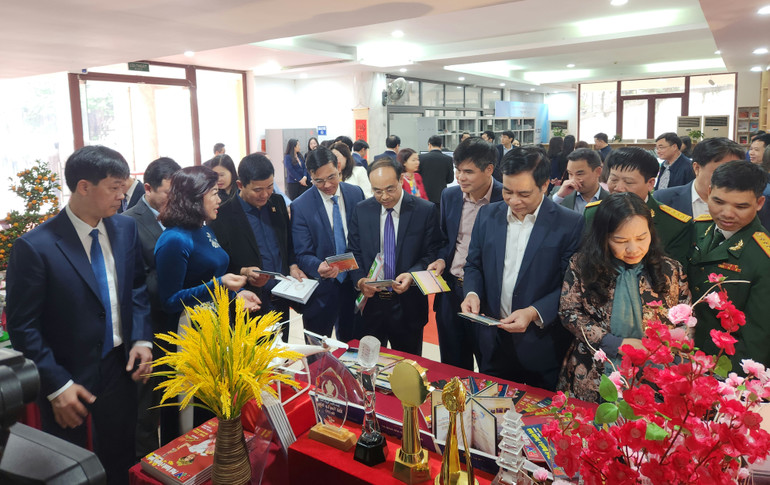 Các đại biểu tham quan gian trưng bày của Đài Phát thanh và Truyền hình tỉnh Phú Thọ.