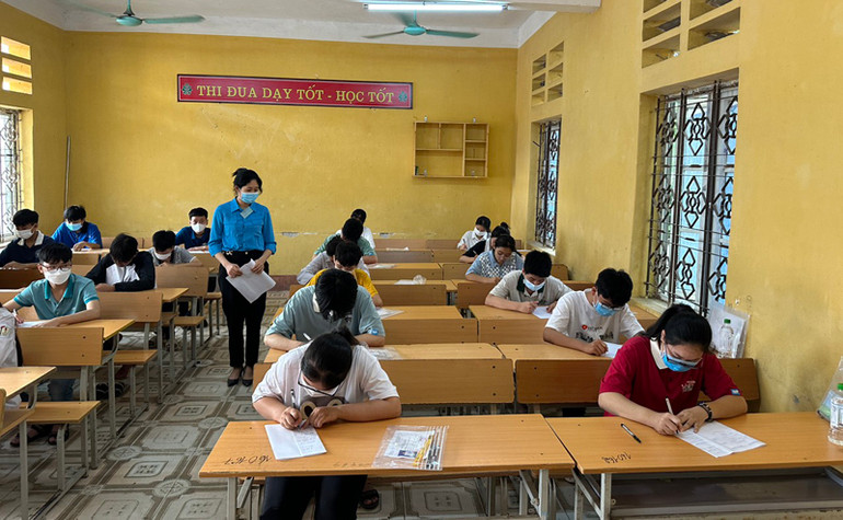 Các thí sinh nghiêm túc làm bài thi tại hội đồng thi Trường Trung học phổ thông Long Châu Sa, huyện lâm Thao, tỉnh Phú Thọ.