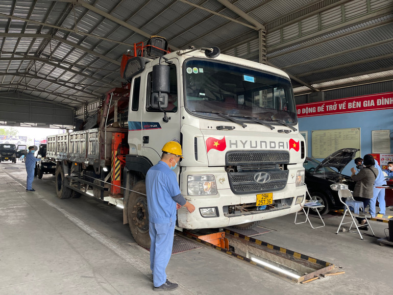 Các phương tiện được kiểm tra nghiêm ngặt các công đoạn trong quá trình đăng kiểm.