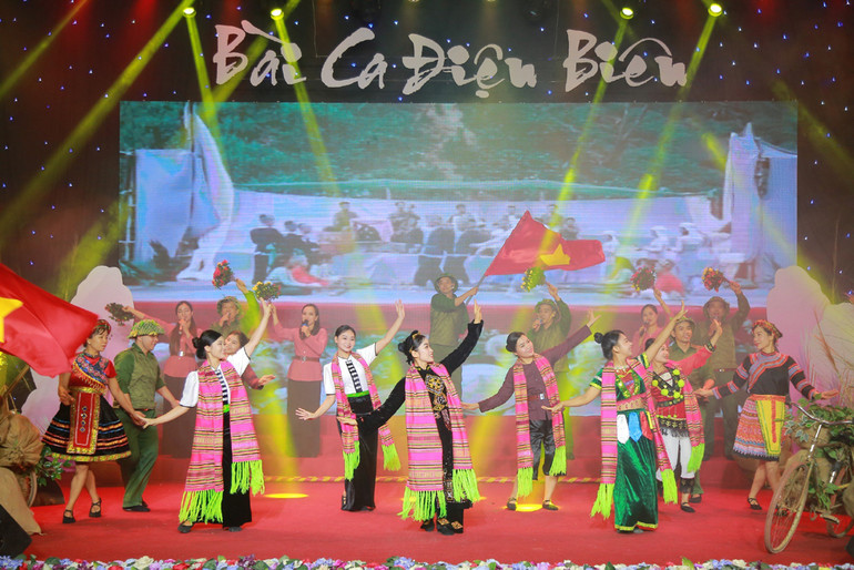 Các tiết mục văn nghệ ca ngợi công lao, những đóng góp to lớn của cán bộ, chiến sĩ tham gia chiến dịch Điện Biên Phủ. Các tiết mục văn nghệ ca ngợi công lao, những đóng góp to lớn của cán bộ, chiến sĩ tham gia chiến dịch Điện Biên Phủ.