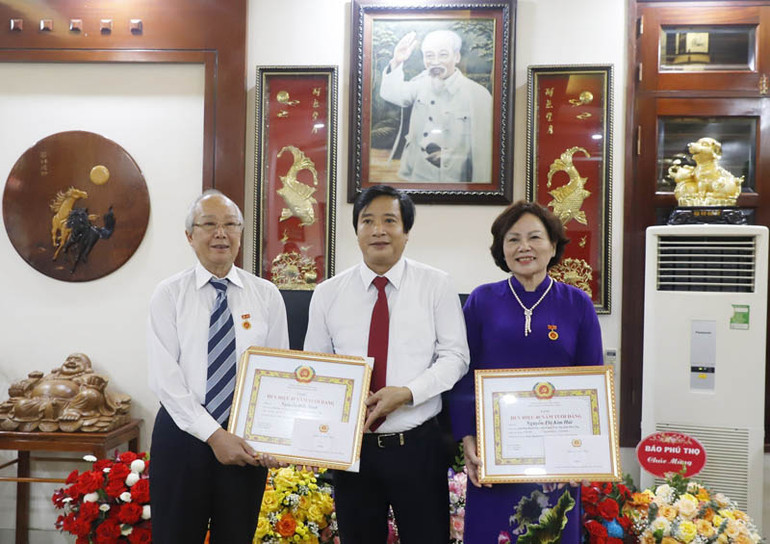 Bí thư Thành ủy Việt Trì trao Huy hiệu 45 tuổi Đảng cho đồng chí Nguyễn Đắc Sinh và Huy hiệu 40 năm tuổi Đảng cho đồng chí Nguyễn Thị Kim Hải ở thành phố Việt Trì.