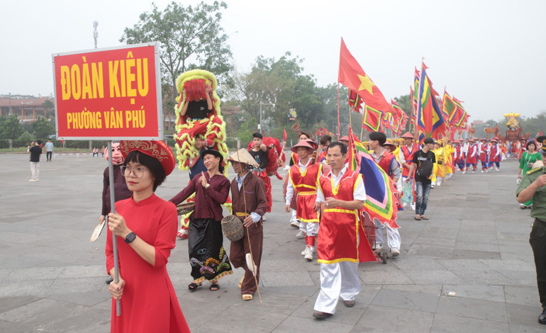 Đoàn kiệu của phường Vân Phú, thành phố Việt Trì. Đoàn kiệu của phường Vân Phú, thành phố Việt Trì.