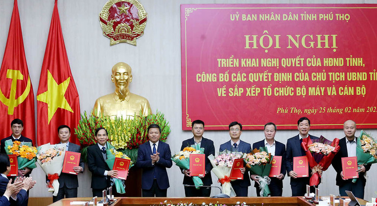Lãnh đạo tỉnh Phú Thọ trao quyết định bổ nhiệm các đồng chí Phó Giám đốc các sở, ngành sau sáp nhập.