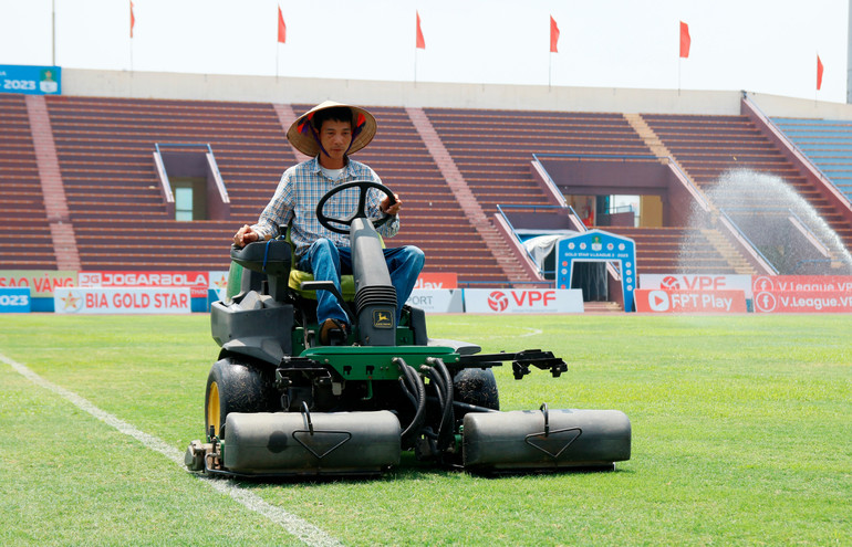 Mặt sân vận động Việt Trì thường xuyên được chăm sóc, bảo đảm các yếu tố chuyên môn.