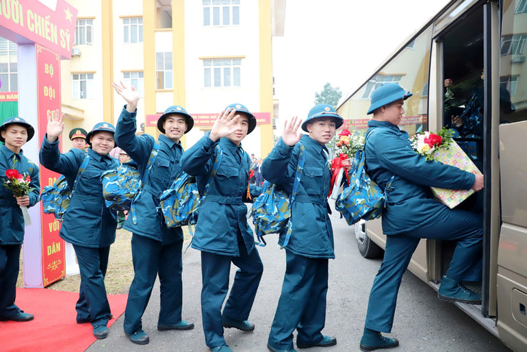 Các tân binh thành phố Việt Trì hăng hái lên đường nhập ngũ.