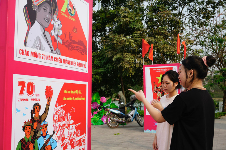 Triển lãm tranh cổ động tấm lớn về Điện Biên Phủ luôn thu hút được sự quan tâm của thế hệ trẻ tỉnh Phú Thọ.