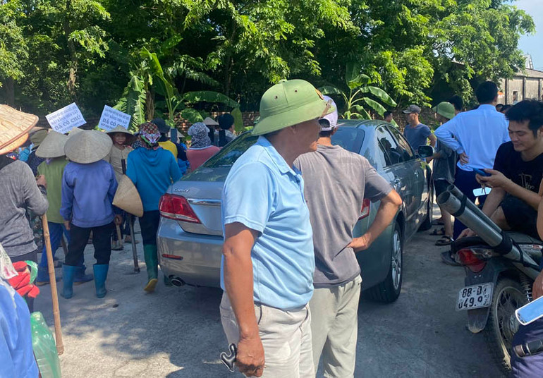 Không chỉ ngăn cản việc cắm mốc giới, nhiều người dân còn chặn xe ô tô của đoàn công tác.