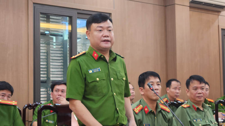 Thượng tá Bùi Quang Khoa trong buổi thông tin cho báo chí về những vụ án lớn đã được Phòng cảnh sát điều tra tội phạm về tham nhũng, kinh tế, buôn lậu triệt phá.