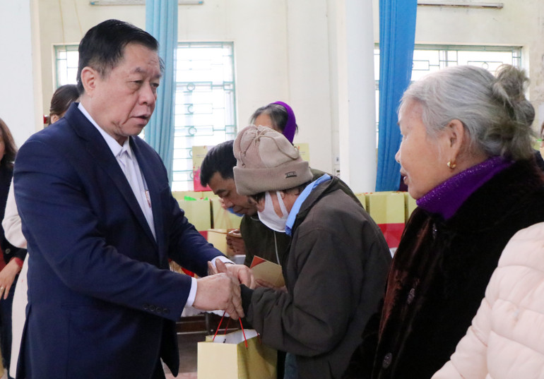 Đồng chí Nguyễn Trọng Nghĩa tặng quà Tết cho người dân thị xã Phú Thọ.