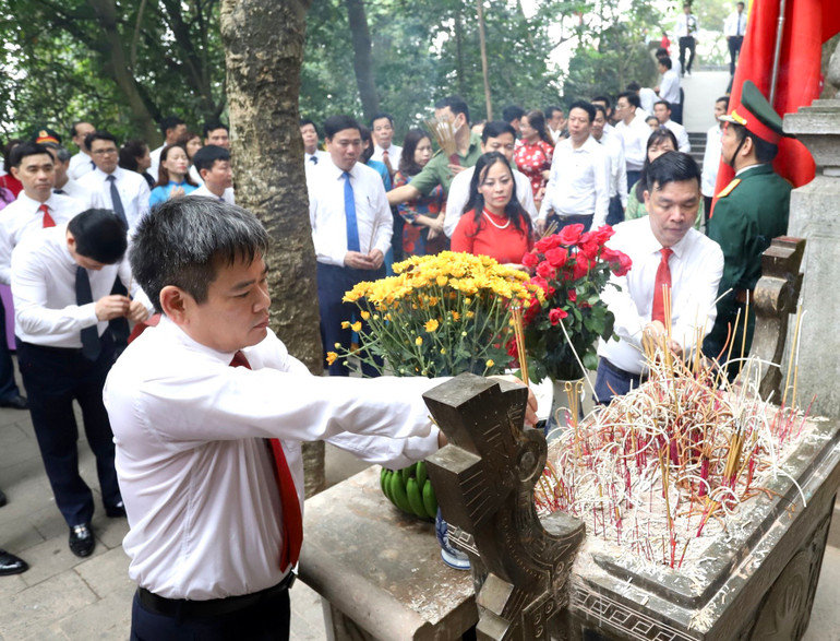 Đoàn đại biểu huyện Lâm Thao thành kính dâng hương tưởng niệm các Vua Hùng.