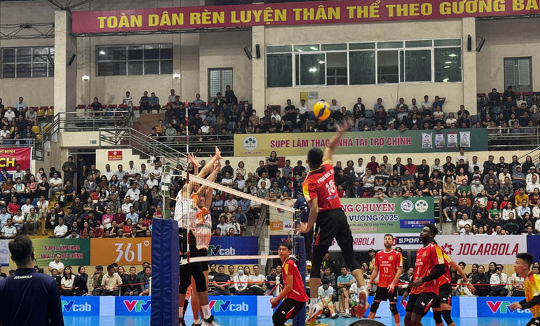 Pha đánh bóng tấn công giữa trận Công an Thành phố Hồ Chí Minh gặp Đà Nẵng. Pha đánh bóng tấn công giữa trận Công an Thành phố Hồ Chí Minh gặp Đà Nẵng.