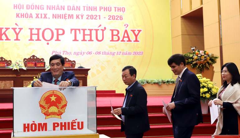 Các đại biểu Hội đồng nhân dân tỉnh Phú Thọ bỏ phiếu tín nhiệm đối với người giữ chức vụ do Hội đồng nhân dân tỉnh bầu.