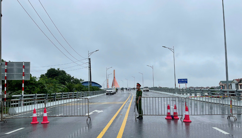 Lực lượng chức năng hai tỉnh Phú Thọ và Vĩnh Phúc có mặt cấm các phương tiện không lưu thông trên cầu để bảo đảm an toàn. Lực lượng chức năng hai tỉnh Phú Thọ và Vĩnh Phúc có mặt cấm các phương tiện không lưu thông trên cầu để bảo đảm an toàn.