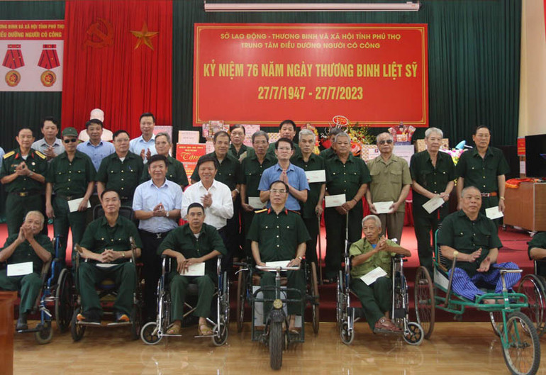 Lãnh đạo Ủy ban nhân dân tỉnh thăm hỏi tặng quà các thương, bệnh binh đang điều trị tại Trung tâm điều dưỡng người có công tỉnh.