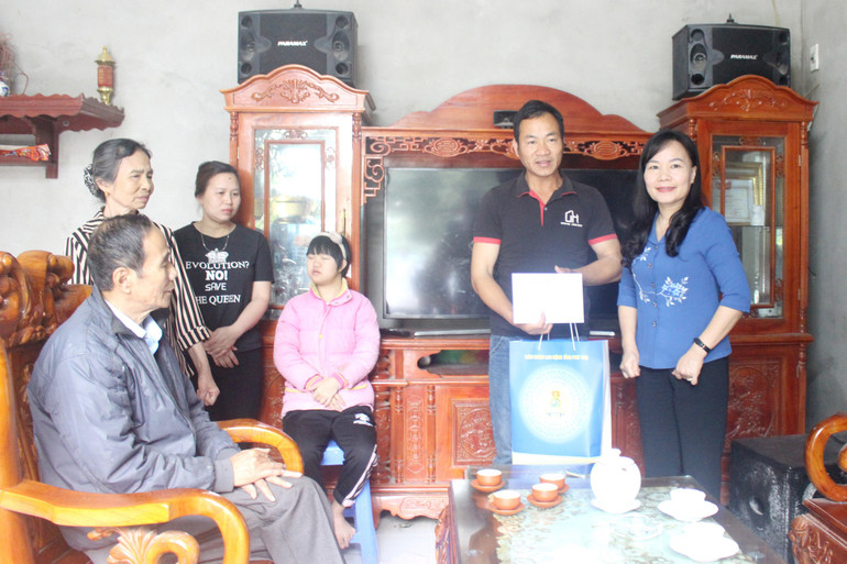 Lãnh đạo tỉnh Phú Thọ thăm hỏi, tặng quà cho công nhân bị tai nạn lao động tại thành phố Việt Trì.