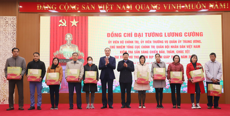 Lãnh đạo tỉnh Phú Thọ và Tổng Liên đoàn Lao động Việt Nam tặng quà cho người lao động có hoàn cảnh khó khăn. Lãnh đạo tỉnh Phú Thọ và Tổng Liên đoàn Lao động Việt Nam tặng quà cho người lao động có hoàn cảnh khó khăn.
