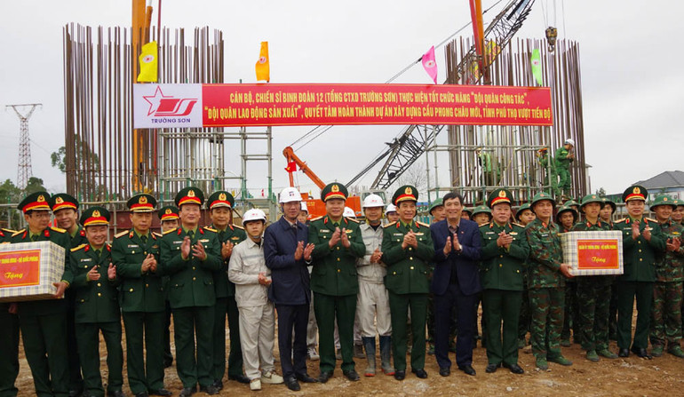 Đại tướng Phan Văn Giang tặng quà cán bộ, công nhân thi công cầu Phong Châu mới. Đại tướng Phan Văn Giang tặng quà cán bộ, công nhân thi công cầu Phong Châu mới.