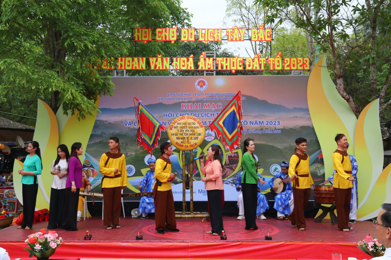 Đến với Liên hoan ẩm thực du khách còn được thưởng thức các di sản văn hóa phi vật thể đã được UNESCO ghi danh.