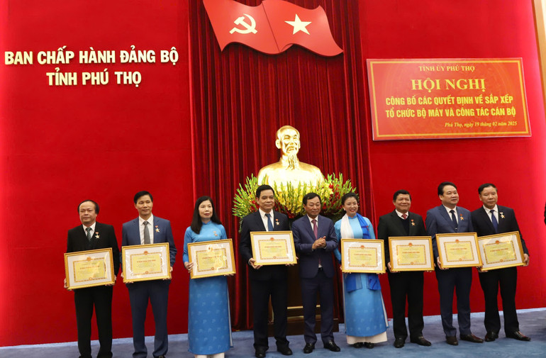 Chủ tịch Ủy ban nhân dân tỉnh Phú Thọ Bùi Văn Quang trao tặng Kỷ niệm chương Hùng Vương, phần thưởng cao quý của tỉnh cho tám cán bộ có nhiều đóng góp cho sự phát triển của tỉnh. Chủ tịch Ủy ban nhân dân tỉnh Phú Thọ Bùi Văn Quang trao tặng Kỷ niệm chương Hùng Vương, phần thưởng cao quý của tỉnh cho tám cán bộ có nhiều đóng góp cho sự phát triển của tỉnh.