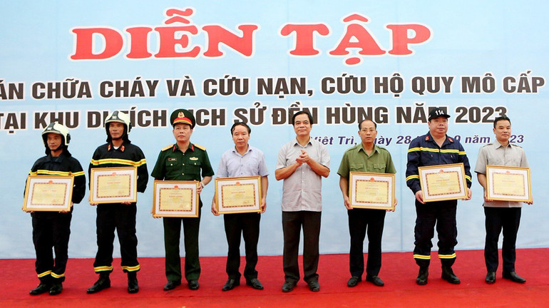 Lãnh đạo tỉnh Phú Thọ tặng bằng khen cho các đơn vị tham gia diễn tập.