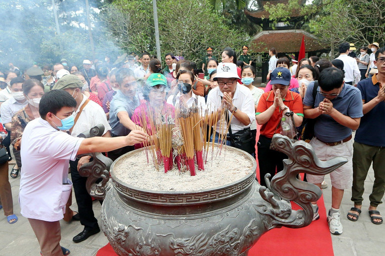 Đông đảo người dân và du khách thắp hương tưởng nhớ công lao của Đức Quốc Tổ Lạc Long Quân và Tổ Mẫu Âu Cơ.