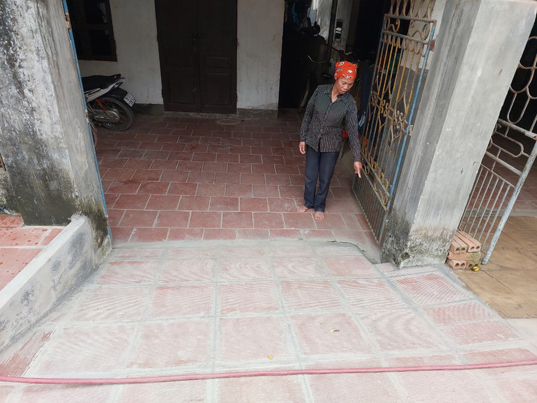 Nền đường cao hơn nền nhà gây đảo lộn cuộc sống của nhiều gia đình.