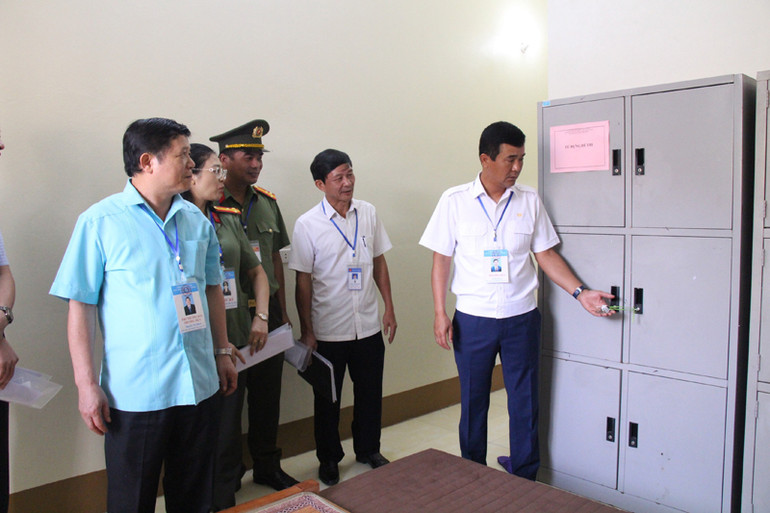 Lãnh đạo tỉnh và Sở Giáo dục và Đào tạo tỉnh Phú Thọ kiểm tra công tác chuẩn bị thi tốt nghiệp Trung học phổ thông tại các điểm thi trên địa bàn tỉnh. Lãnh đạo tỉnh và Sở Giáo dục và Đào tạo tỉnh Phú Thọ kiểm tra công tác chuẩn bị thi tốt nghiệp Trung học phổ thông tại các điểm thi trên địa bàn tỉnh.