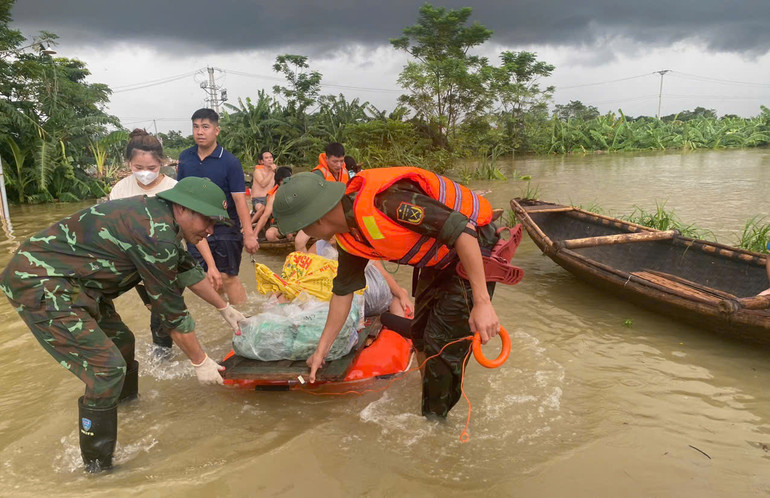 Lực lượng quân đội giúp người dân xã Bình Phú di dời tài sản đến nơi an toàn.