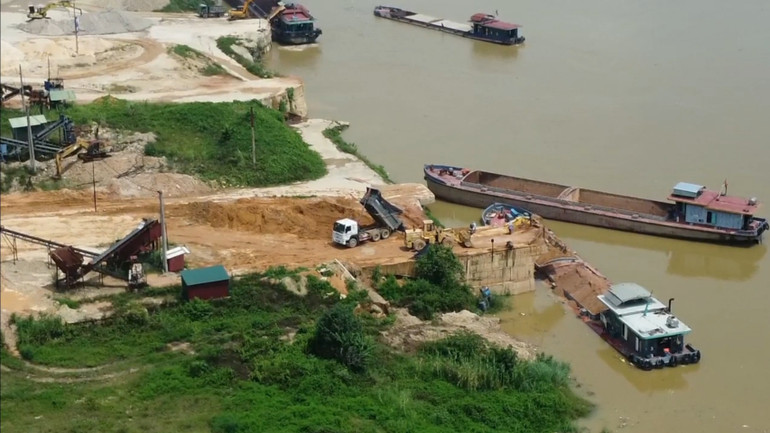 Một bến thủy nội địa ở xã Tiên Du, huyện Phù Ninh đã bị cơ quan chức năng xử phạt do vi phạm các quy định của pháp luật.