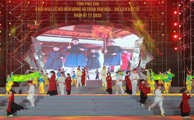 Những làn điệu Xoan mượt mà được thể hiện tại chương trình nghệ thuật.