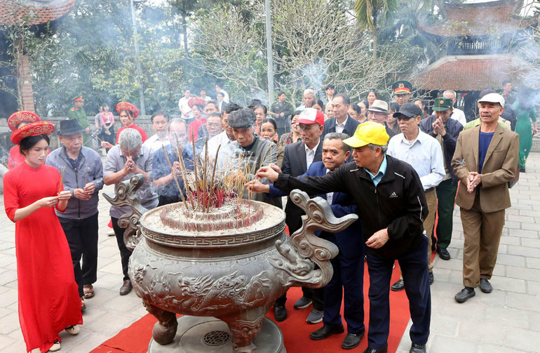 Đông đảo nhân dân thành kính dâng hương Tổ Mẫu Âu Cơ.